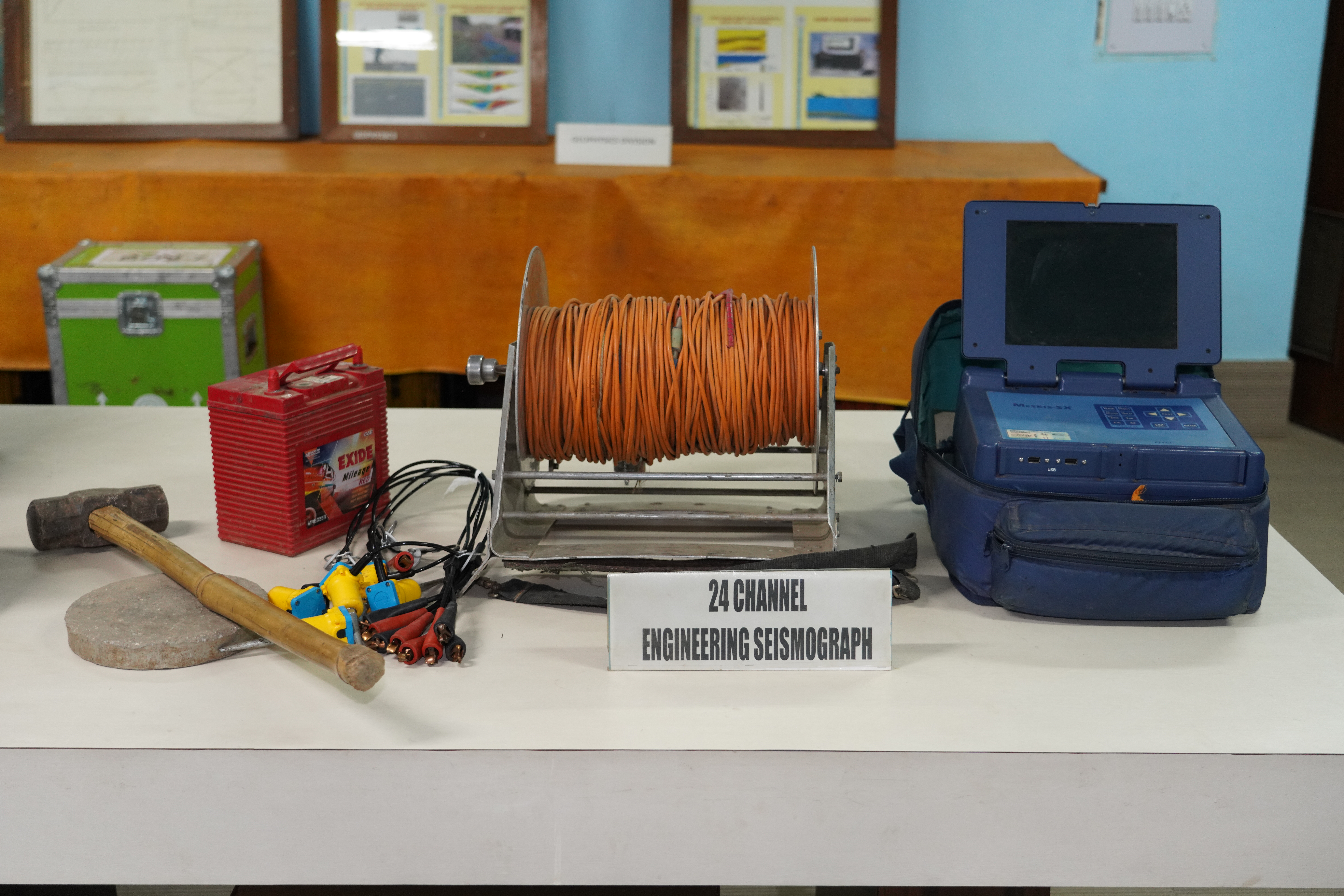                                                                               24 Channel Engineering Seismograph
                                                                               